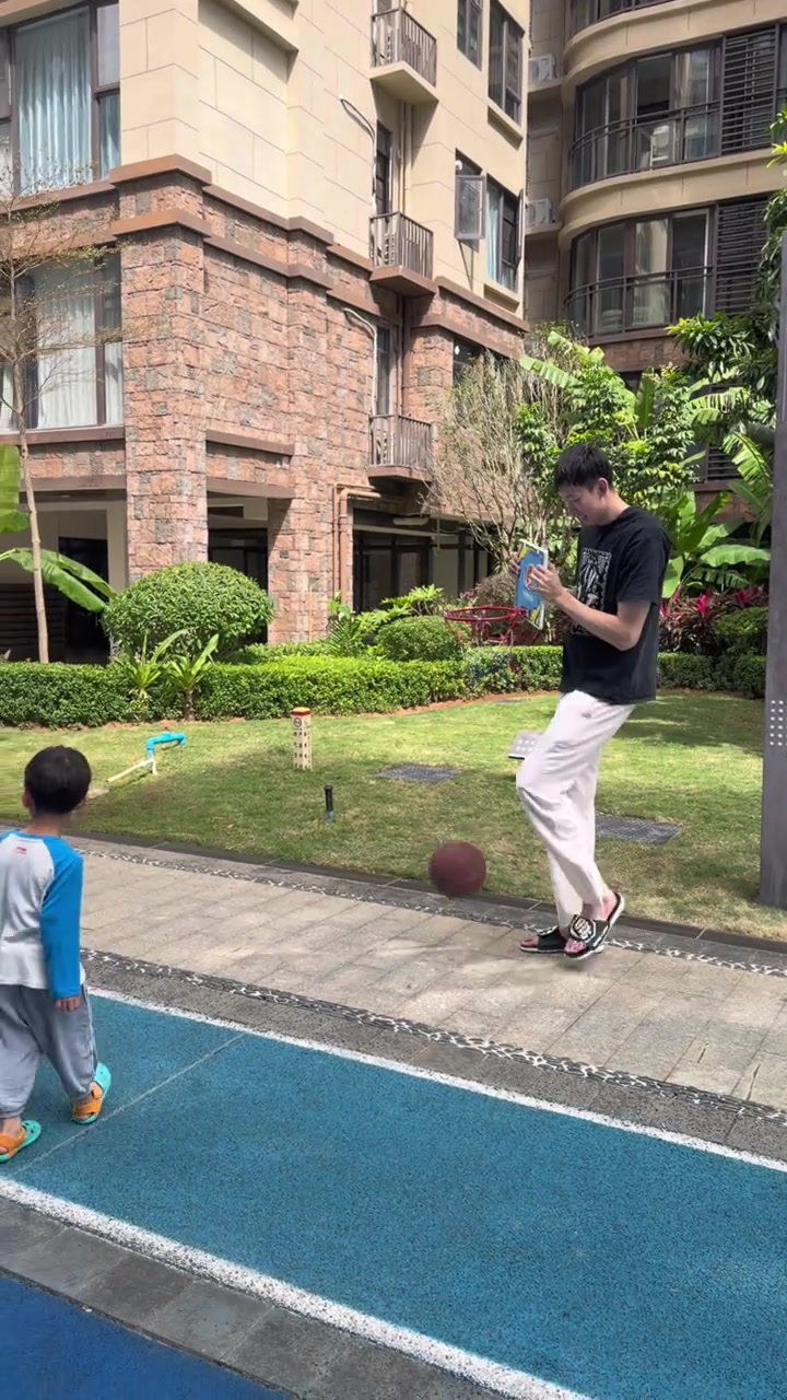开云体育下载网址-放假陪伴家人!周琦与儿子打篮球:涂涂的人形篮筐
